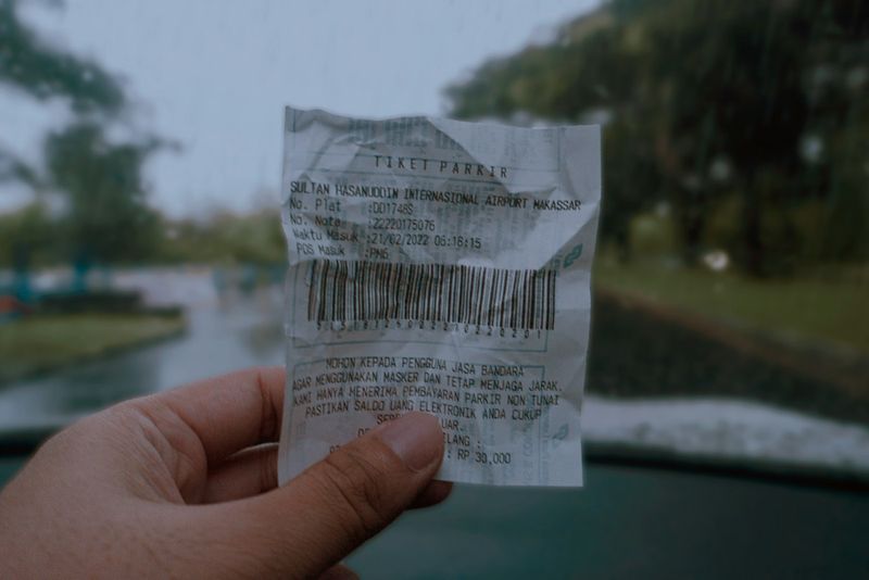 Mão segurando um recibo de compra