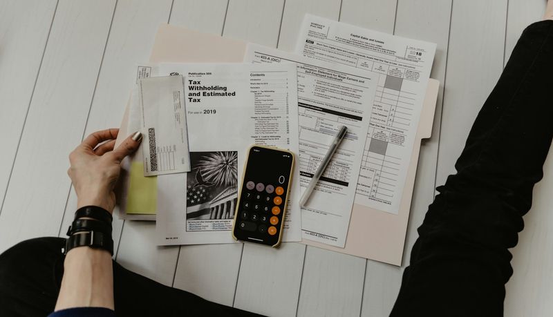 Formulários de impostos, calculadora e caneta